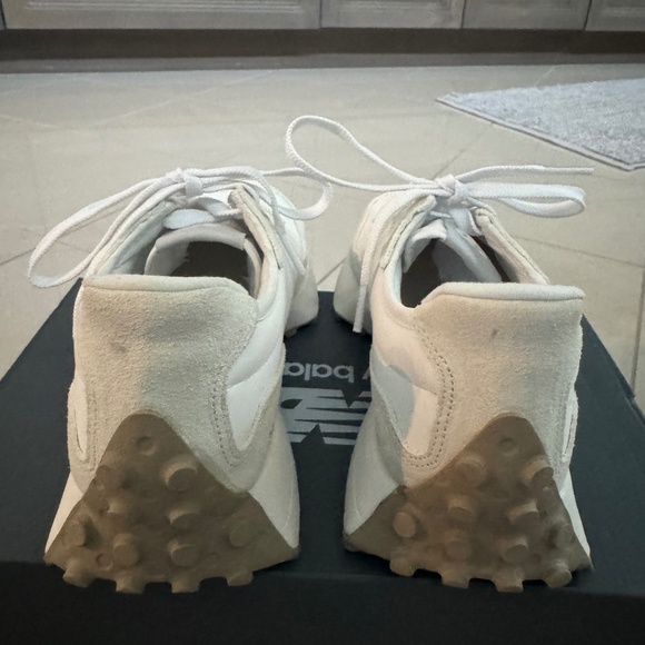 New Balance Women's 327-size 9-white/grey-NIB - Picture 3 of 7